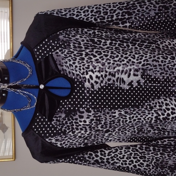 🆕 Velvet & Leopard Print Stretch BELL SLEEVE w Cut Out Top by ADELE & MAY!! - Picture 2 of 6